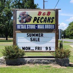 B & B Pecan Co - Sign at road