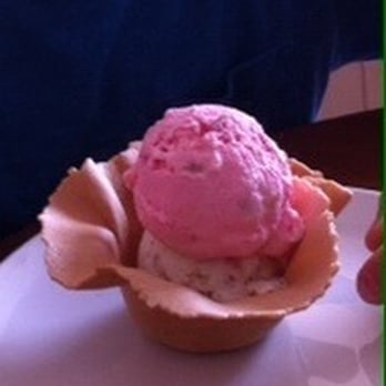 Cafetería Julia - Strawberry and vanilla and cookies scoops of ice cream on a waffle cone. - Cafeteria Near Me - Tonantzintla, PUE
