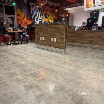 Dave's Hot Chicken - Chicken Shop Near Me - Compton, California