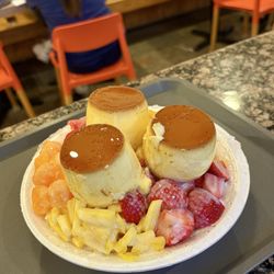 Juicy Box - S20. Mixed fruit shaved ice with three flan