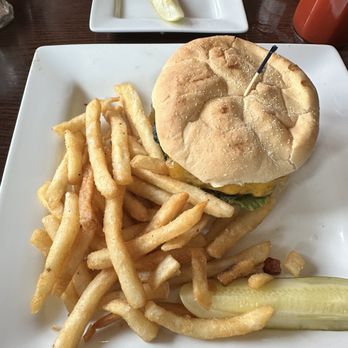 Red Coach Inn - Cheese burger - Wine Bars Near Me - Niagara Falls, New York