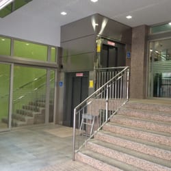 Plaza de Abastos Saavedra Fajardo - Ascensores en la puerta principal