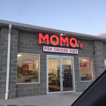 MoMo's - Sitting waiting in the car - Seafood Near Me - Windsor Mill, Maryland