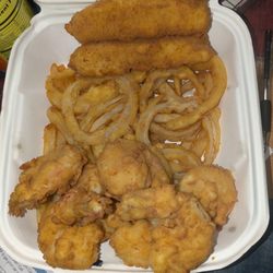 Gillmor's Restaurant - Seafood platter four items. 6 shrimp and 2 small haddock pieces which is fine but zero coleslaw no napkins or utensils