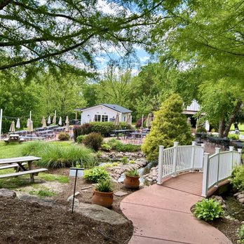 Defiance Ridge Vineyards - Wineries Near Me - Defiance, Missouri