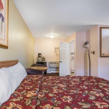 Rodeway Inn - Hotels Near Me - Bellows Falls, Vermont