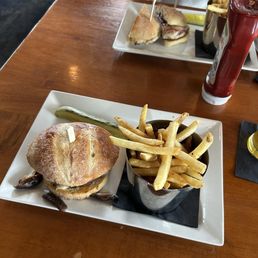 WAGYU BEEF CHEESEBURGER WAGYU BEEF CHEESEBURGER