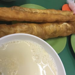 豆漿王阿媽 - So hooked on that place... That heavenly sweet soy milk and those crispy fresh bread sticks... Fatty and juicy