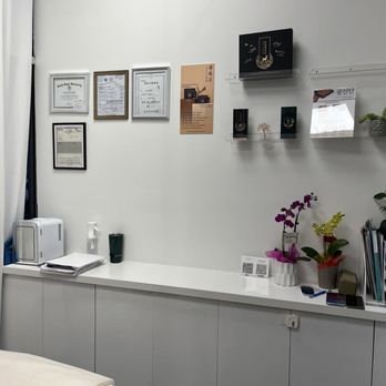 H acupuncture - Clean and tidy treatment room - Acupuncture Near Me - Fullerton, California