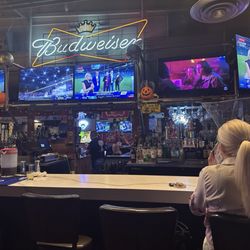 Daily's Sports Grill - Bar area