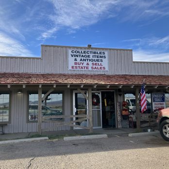 Pickers Shack - Picker shack on Highway 95 - Antiques Near Me - Mohave Valley, Arizona