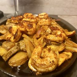 Los Dos Amigos - Shrimp fajitas with onions