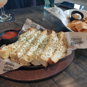 Gabby's - Cheesy garlic sticks, comes in 6 pieces - Bars Near Me - Mississauga, Ontario