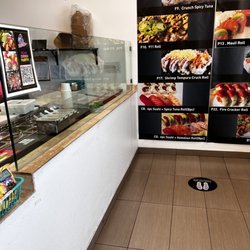 Poke & Roll - Inside order counter