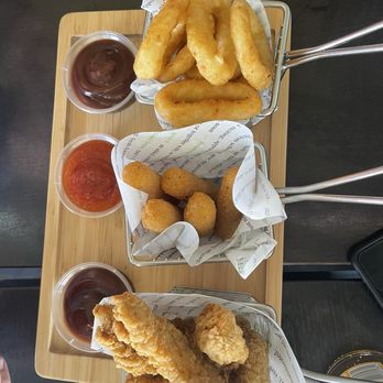 The Vault - Tenders, mozzarella sticks, onion rings - Bars Near Me - London, XGL The Vault - Tenders, mozzarella sticks, onion rings - Bars Near Me - London, XGL