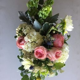 Top of arrangement showing Bica's generous use of flowers! Top of arrangement showing Bica's generous use of flowers!