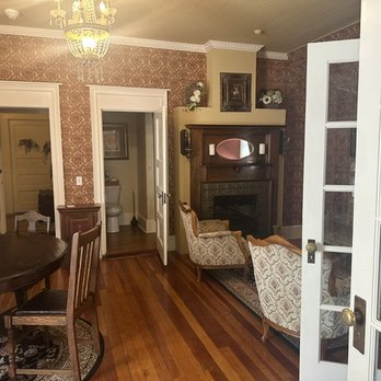 McCloud River Bed and Breakfast - Room 1 - dining & sitting area - Bed & Breakfast Near Me - Mccloud, California McCloud River Bed and Breakfast - Room 1 - dining & sitting area - Bed & Breakfast Near Me - Mccloud, California