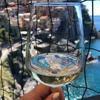 Nessun Dorma - After the class,everyone is given some house wine to enjoy with their pesto! - Tapas/Small Plates Near Me - Manarola, SP
