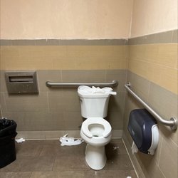 Arco - Dirty bathroom