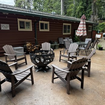 Meadowmont Lodge - Arnold - Back patio with fire pit - Hotels Near Me - Arnold, California