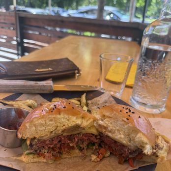 Magpie Cafe - Burger - New American Near Me - Sacramento, California