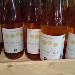 Rudenstams Gårdsbutik - Bästa drycken! Mousserande vita vinbärsdryck! Rudenstams är en av få svenska odlare av vita vinbär.
