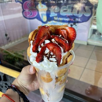 Fat Straw Cafe - Strawberry bubble waffle - Bubble Tea Near Me - Livermore, California
