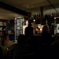 Løve's Bog- Og Vincafe - En kold december aften.