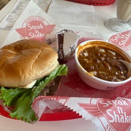 Steak burger and chili Steak burger and chili