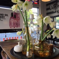 Het Haartheater - Pretty flowers in the waiting area.