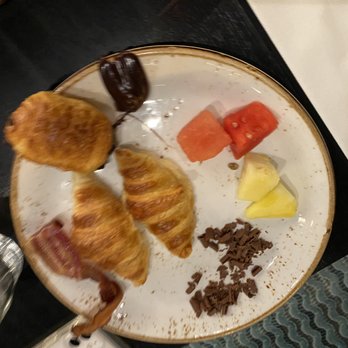 Hotel Thon Rosenkrantz - breakfast buffet - our plates - Hotels Near Me - Oslo, 03