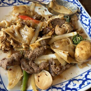 Chili Thai Restaurant - Kee Mao Neau (Drunken Beef). There was more -we had already finished eating before taking this picture. - Thai Near Me - Puyallup, Washington Chili Thai Restaurant - Kee Mao Neau (Drunken Beef). There was more -we had already finished eating before taking this picture. - Thai Near Me - Puyallup, Washington