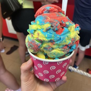 De Dee's Dairy - Small sized superhero ice cream - Ice Cream & Frozen Yogurt Near Me - Niagara Falls, New York