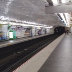 Métro Hôtel de Ville - Platform