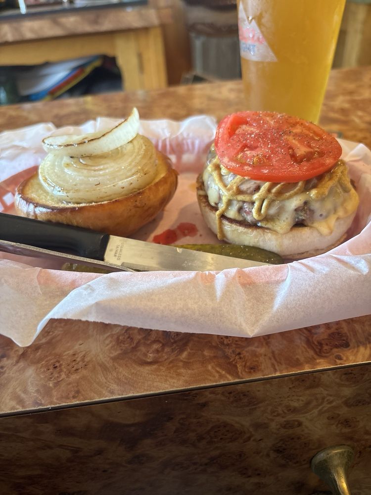 Kimmie's Sportz Page Bar & Grill Logo