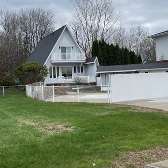 Les Suites de Laviolette - A little private bungalow out back - Hotels Near Me - Trois-Rivières, Quebec