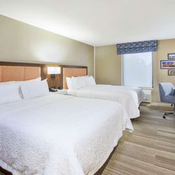 Hampton Inn & Suites Oakwood Village-Cleveland - Guest room