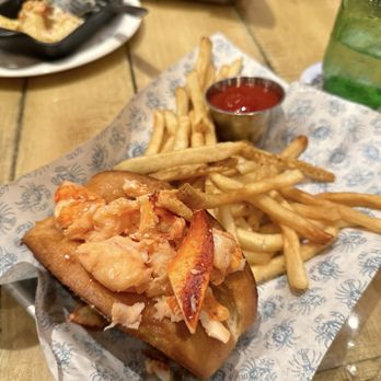 Peacemaker Lobster and Crab - Connecticut style lobster roll - Seafood Near Me - Saint Louis, Missouri Peacemaker Lobster and Crab - Connecticut style lobster roll - Seafood Near Me - Saint Louis, Missouri