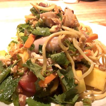 Houston's Restaurant - Thai Chicken & Noodle Salad - Steakhouses Near Me - Pasadena, California