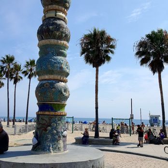Venice Beach Boardwalk - Beautiful totem - Beaches Near Me - Venice, California Venice Beach Boardwalk - Beautiful totem - Beaches Near Me - Venice, California