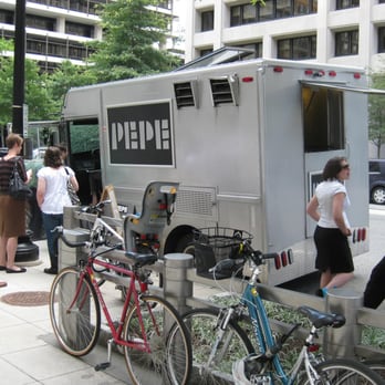 Pepe - the lunchtime crowd near the World Bank - Food Trucks Near Me