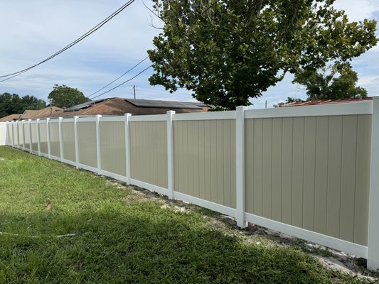 Instalasi pagar vinil di Port St. Lucie