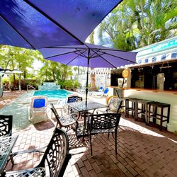 Key West Harbor Inn - Bar area