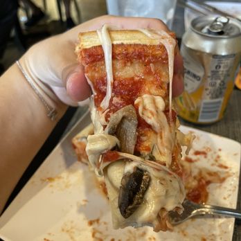 Il Baretto - Deep dish pizza with mushrooms - Pizza Near Me - Plantation, Florida