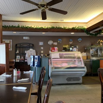 Brunswick Family Restaurant - Looking towards the back of restaurant. - Diners Near Me - Brunswick, Ohio