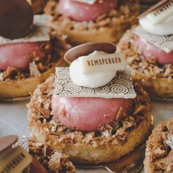 Broterben Remsperger - Le Thrône | Kirsch-Mousse, Kirschganache und französische Knusperstreusel