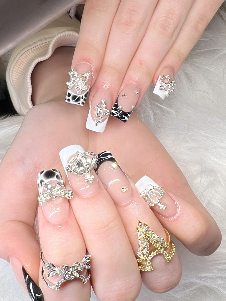 Queens Nails Logo