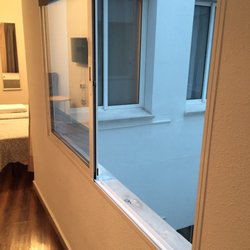 The Boutike Hostel - Fenster im Zimmer :) zum Innenhof