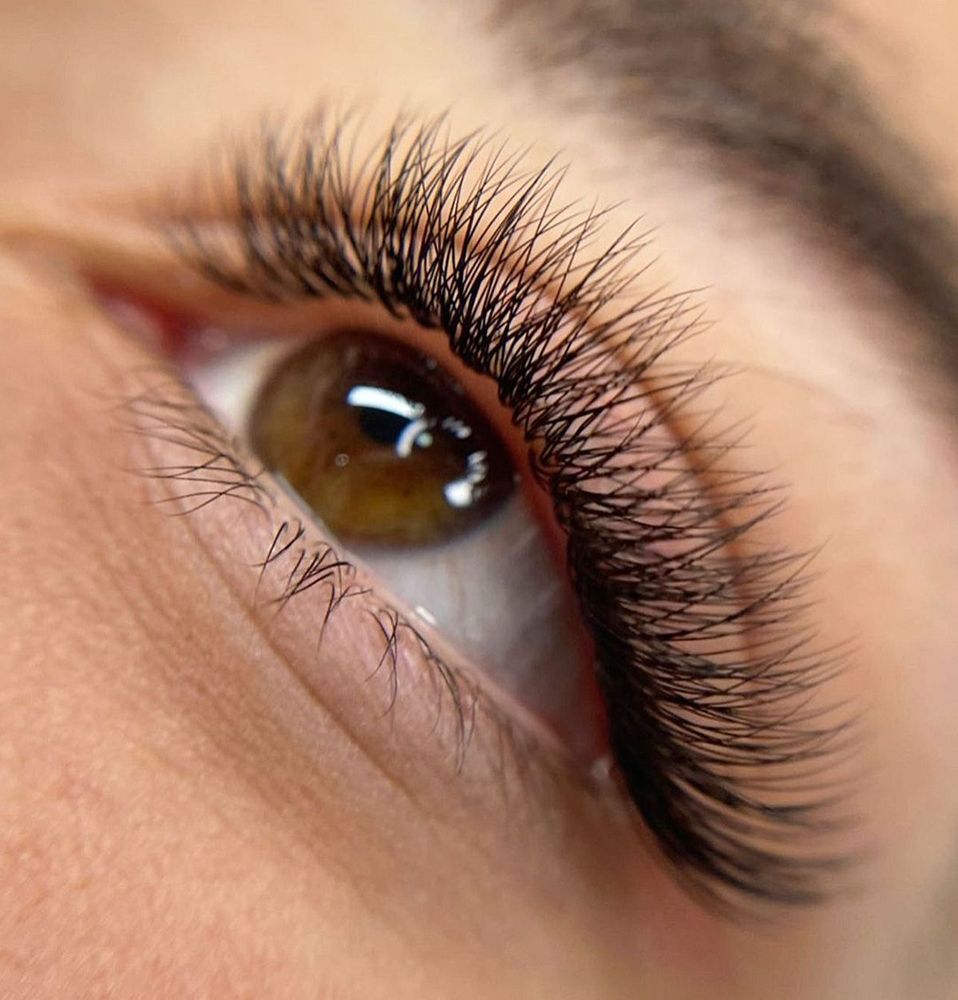 Jus Lash Logo