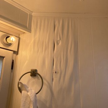 Mangrove Marina - Water damage on wall in bathroom - Marinas Near Me - Tavernier, Florida Mangrove Marina - Water damage on wall in bathroom - Marinas Near Me - Tavernier, Florida